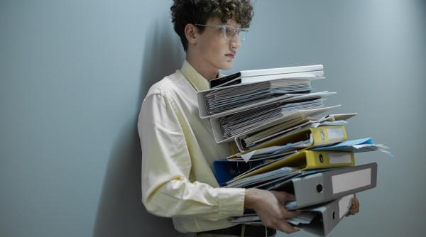 statul roman e atat de suspicios incat crede in permanenta ca tu nu te ai nascut bulai 80prc dintre functionarii din aceste servicii pot sa plece acasa maine nu e nevoie de ei