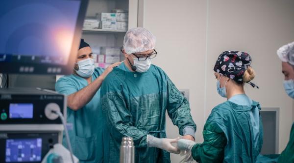 chirurgia robotica reduce o operatie de 40 de cm la 5 incizii de 1 cm a doua zi pacientul s a dat jos din pat spune prof dr teodor buliga video