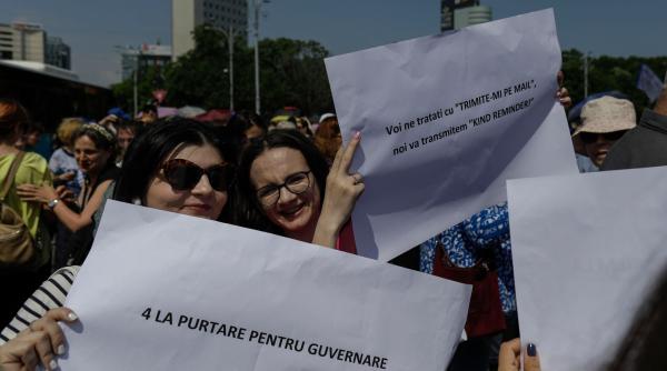 o femeie a luat microfonul profesorilor care protestau si a inceput sa i certe ca nu le pasa de soarta elevilor au vacante lungi si cererile salariale nu le sunt indreptatite video