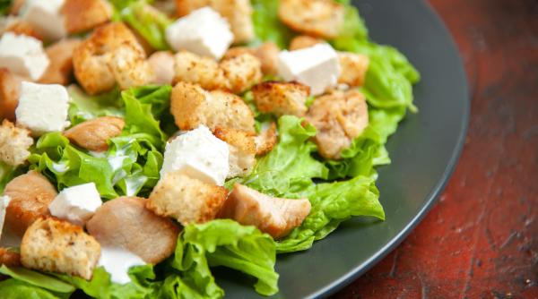 salata de pui cu crutoane si sos de mustar reteta simpla