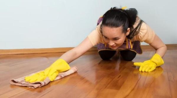 toarna acest produs in apa si parchetul va straluci cateva luni