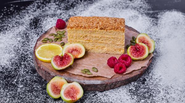 tort medovik reteta originala cu miere si smantana