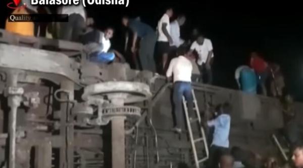 catastrofa feroviara in india cel putin 50 de morti 500 de raniti video