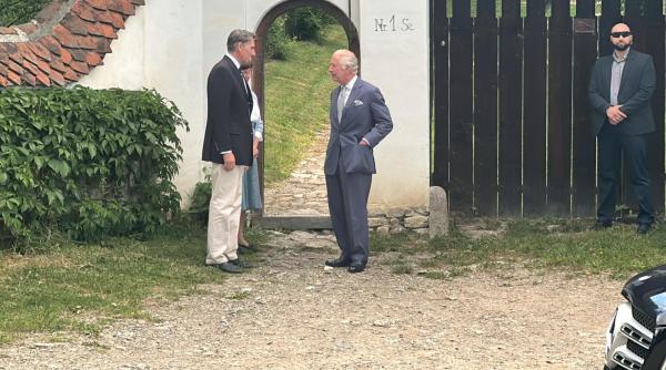 regele charles intampinat cu flori si imbratisari in valea zalanului contele tibor k lnoky l a asteptat in poarta proprietatii din covasna foto exclusiv