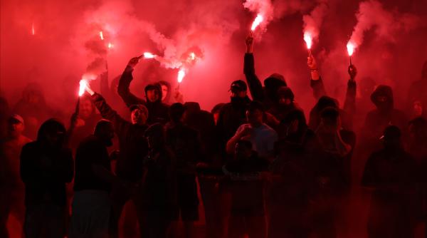 dinamo a revenit in liga 1 nebunie la pitesti fanii au invadat stadionul dupa promovarea cainilor rosii