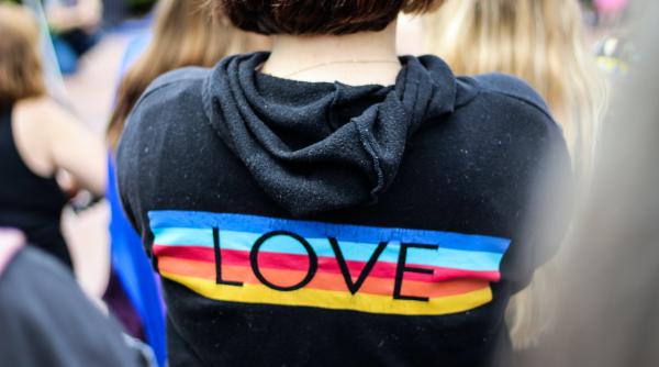 doua grupuri de parinti s au ciocnit intr o manifestatie pride de langa scoala primara din los angeles