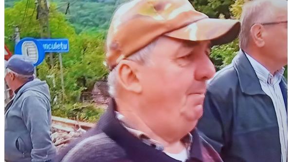 batran in lacrimi dupa inundatiile care i au afectat casa preotul luat cu salvarea dupa ce si a vazut casa distrusa