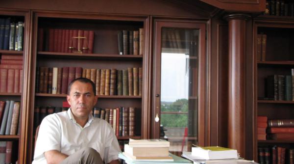 scena adevarata cu un profesor din romania pare desprinsa dintr o carte intamplarea din aeroport te lasa cu ochii in lacrimi