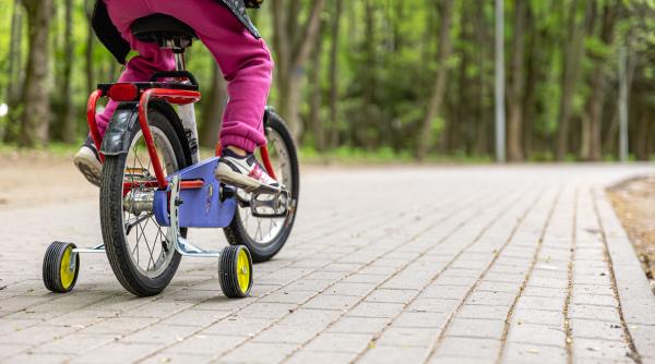 o fetita a murit dupa ce a cazut cu bicicleta a fost speriata de un atv condus de o minora