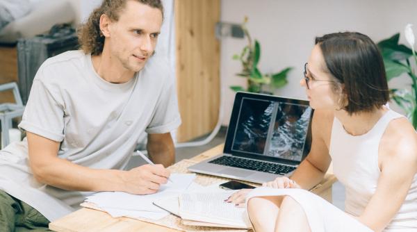 cum sa pari mai inteligent cand vorbesti cu cineva iata ce spun cercetatorii de la harvard