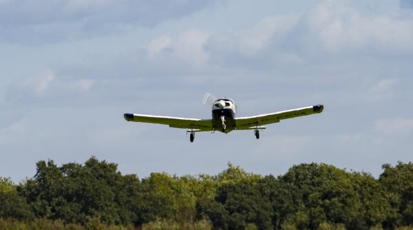 iesienii nedumeriti in legatura cu un avion care da tarcoale orasului de cateva zile ce urmareste aeronava de fapt