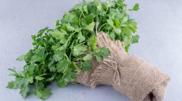 patrunjelul proaspat curata si pielea si o scapa de toxine cum se realizeaza masca ce face minuni pentru ten