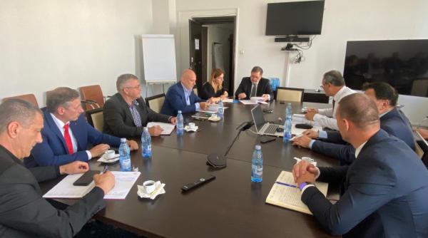 alexandru rafila intalnire cu reprezentantii federatiei nationale sindicale ambulanta din romania si ai bns s au discutat inclusiv revendicarile salariale