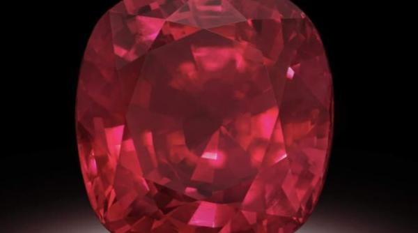 cel mai mare rubin licitat vreodata a fost vandut cu un pret record imagini spectaculoase cu piatra pretioasa