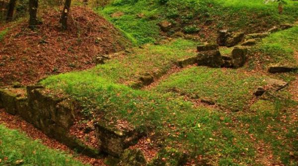 descoperire importanta langa sarmizegetusa regia intr un loc neglijat complet in ultimele decenii cetatea fetele albe ocupa un munte intreg video