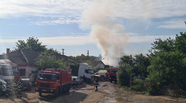 incendiu la o stiva de deseuri din sudul bucurestiului pompierii intervin in forta