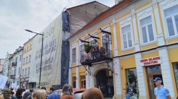 profesorii din cluj nou protest pe strazile orasului gest frumos de sustinere facut de la balconul unei case foto