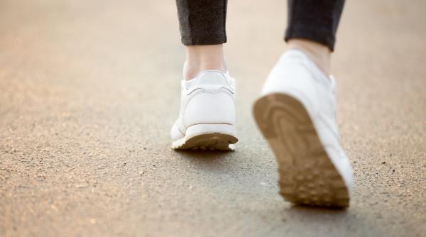 pantofii care iti incarca telefonul mobil in timp ce mergi inventia unui student din cluj