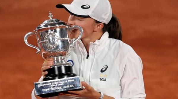 iga swiatek a castigat roland garros trei trofee pe zgura de la paris la 22 de ani