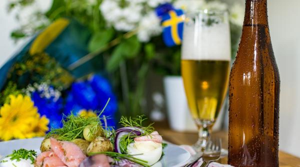 traditiile suedeze sarbatorite in parcul regele mihai i al romaniei ce este midsommar