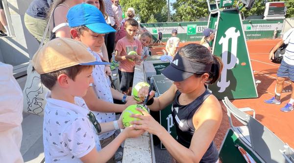scandal la roland garros o jucatoare a fost descalificata dupa ce a lovit un copil de mingi bulai o debilitate a tenisului mondial de ce trebuie sa fie un copil e zona de risc