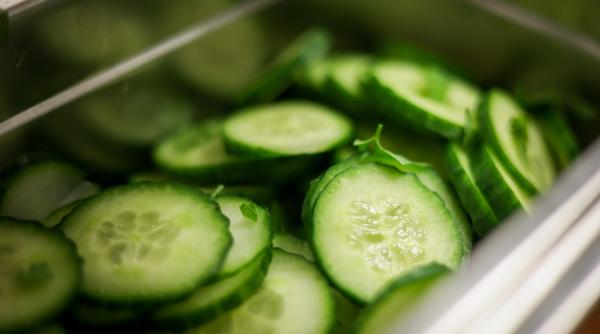 amenzi bizare in china proprietar de restaurant amendat pentru ca a servit castravete taiat fara autorizatie