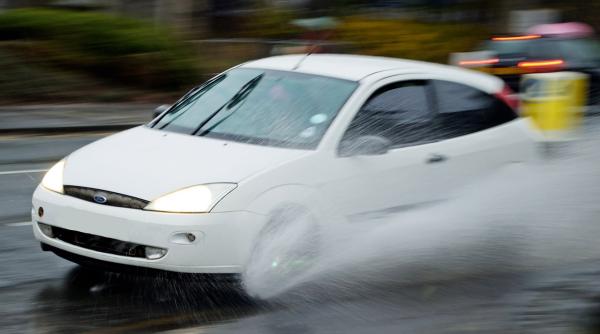 greseala pe care o fac multi soferi cum trebuie de fapt sa iti pozitionezi picioarele in masina titi aur nu inveti la scoala de soferi