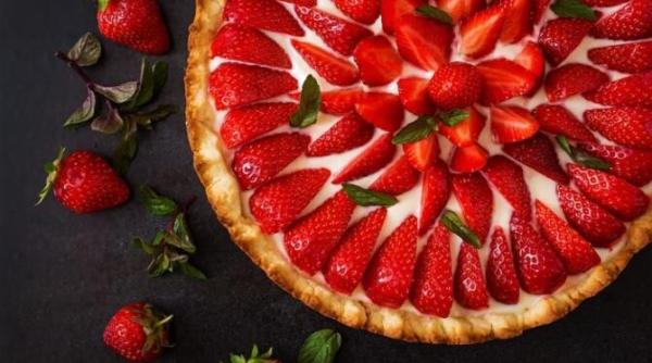 tarta cu capsuni gata in cinci minute extrem de usor de preparat si super delicioasa