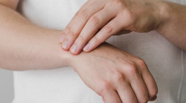 boala care te face sa simti ca ai insecte sub piele