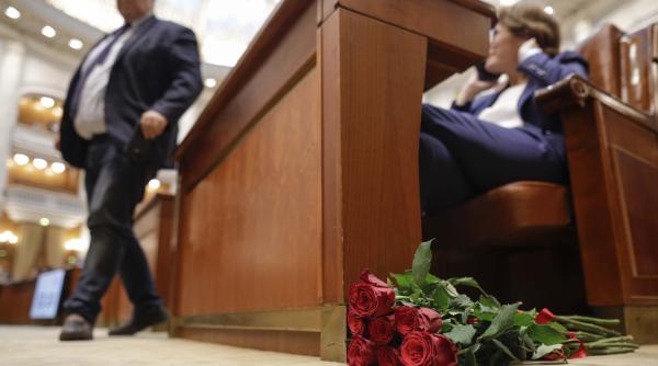 ludovic orban arunca cu trandafiri prin parlament la votul pentru guvernul ciolacu video