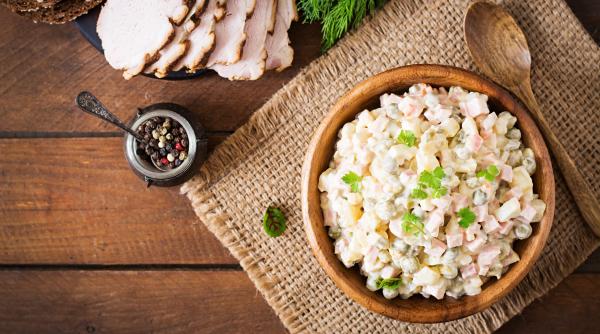 salata de cartofi cu usturoi verde reteta un preparat simplu dar foarte gustos