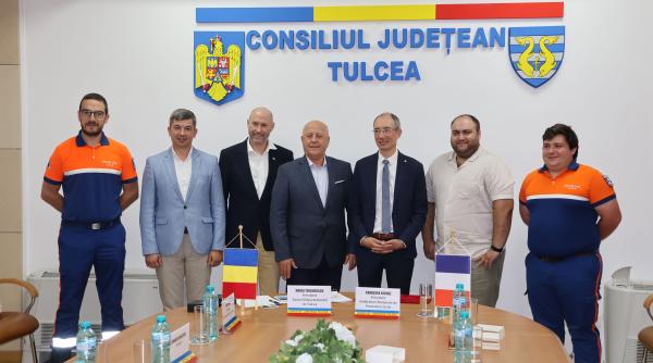 presedintele cj tulcea horia teodorescu a oferit presedintelui federatiei nationale a protectiei civile franceze placheta donatorul anului pentru sprjinul acordat ucrainei