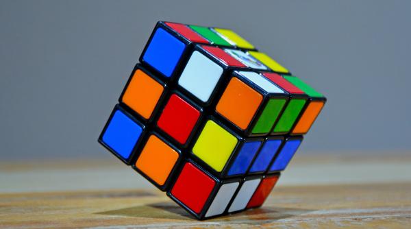 record mondial la cubul rubik un tanar de 21 de ani a gasit rezolvarea in doar 3 13 secunde video