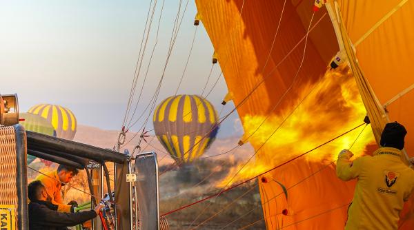 un balon cu aer cald a fost cuprins de flacari in elvetia sapte persoane au fost ranite unele dintre ele fiind in stare grava