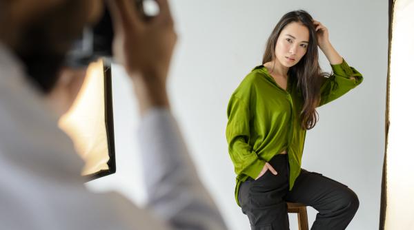 cum sa arati mai slab in poze in ce pozitii sa stai si cu ce sa te imbraci