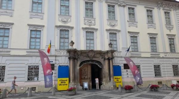 fits 30 primul papamobil romanesc cel cu care a circulat papa francisc in romania va fi expus in premiera la sibiu in curtea muzeului national brukenthal restrictii de trafic in centrul orasului
