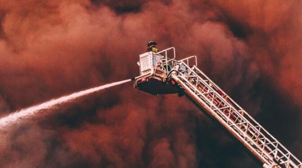 incendiu urias la cel mai mare parc de distractii din germania 25 000 de persoane au fost evacuate video