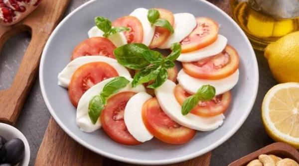 salata de piersici rosii si branza usoara si racoritoare