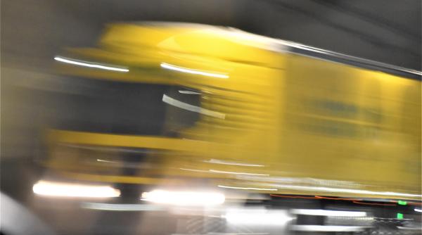 accident bizar un sofer a murit dupa ce a intrat cu tir ul in scara unui bloc