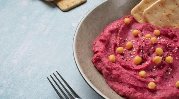 hummus din sfecla rosie o mancare care stimuleaza starea de spirit