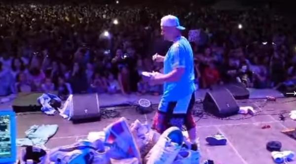 puya atacat pe scena cu adidasi video