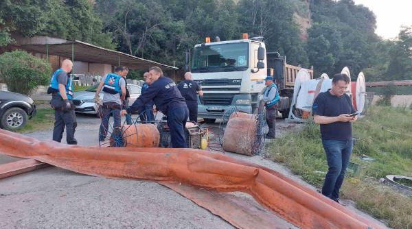 poluare pe dunare 35 de tone de petrol s au scurs in fluviu