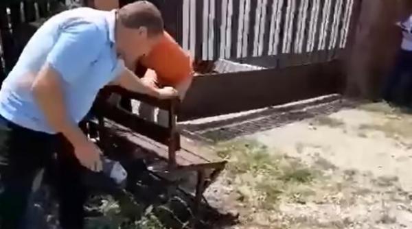 un primar din arges s a apucat sa taie cu flexul bancile din fata portilor oamenilor video