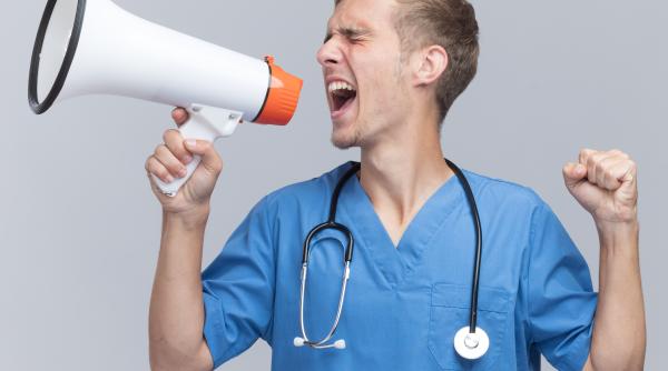 mii de medici din anglia intra in greva timp de 5 zile