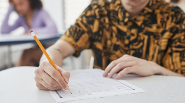 incepe examenul de bacalaureat 2023 absolventii de liceu sustin luni proba la limba romana