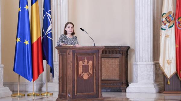 ministrul afacerilor externe luminita odobescu prezenta de onoare printre absolventi