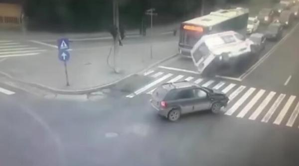 ambulanta rasturnata in intersectie la galati detaliul din inregistrarea video observat de titi aur a intrat in panica cred