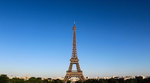 banda de romani care insela turisti cu alba neagra langa turnul eiffel dezmembrata de politisti