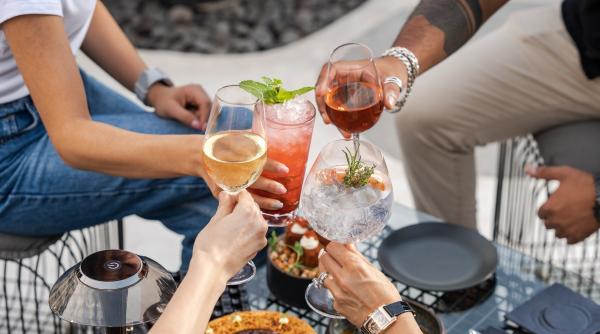 bauturi alcoolice perfecte pentru zilele toride de vara iata cu ce te poti racori sezonul acesta