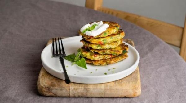 cel mai sanatos mic dejun clatite cu branza sarata si sos de avocado